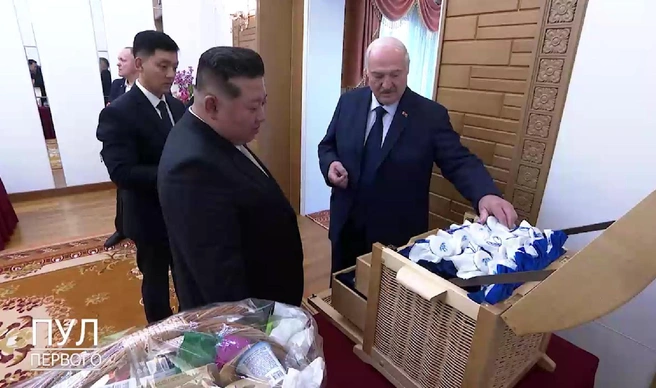«На случай, если враги появятся». Лукашенко подарил Ким Чен Ыну автомат | Источник: Пул Первого / «Телеграм»
