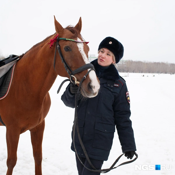 Сегодня чистят денники и кормят и вычесывают лошадок уже другие сотрудницы полиции. Анна приходит к бывшим сослуживцам в гости | Источник: Андрей Бортко / NGS.RU
