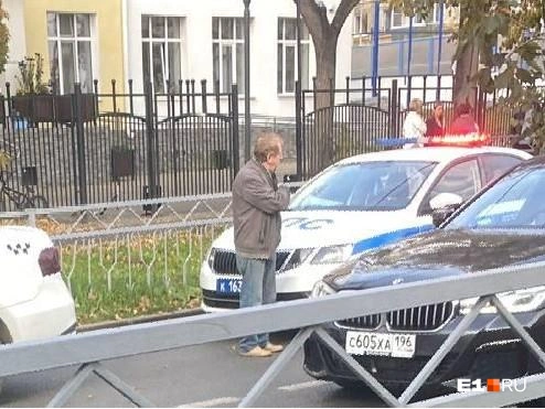 Таксист дождался приезда инспекторов | Источник: читатель E1.RU