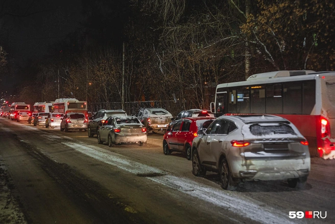 9 баллов в 9 утра. Пермь встала в километровых пробках в начале рабочего дня | Источник: Тимофей Калмаков