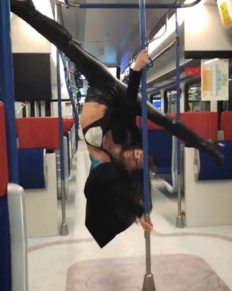 Девушка исполнила танец у шеста в поезде МЦД (видео)