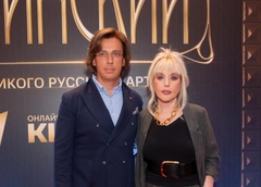 Зеркало Наполеона за 24 млн, компотьер за 22 млн: что Пугачева и Галкин* пытались вывезти за границу