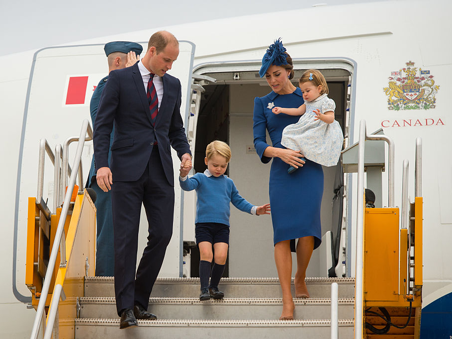 Принц Уильям, принц Джордж и герцогиня Кэтрин с принцессой Шарлоттой в аэропорту Виктории, Канада, 24 сентября 2016 | marieclaire.ru