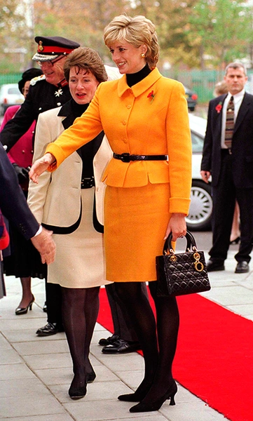 Диана Спенсер в Ливерпульском Женском госпитале в костюме Versace и с именной сумочкой Lady Dior, 1995 г.