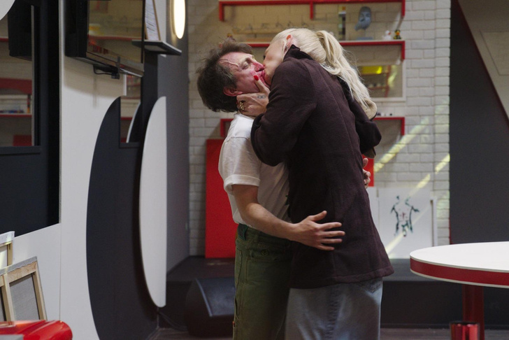 Денис Дорохов флиртует с пенсионеркой, а потом целует Настю Ивлееву: провокации в «Большом шоу»
