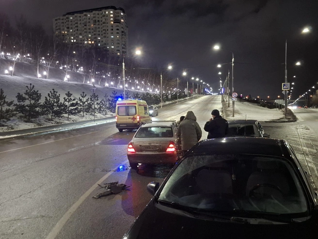 Водители-участники ДТП общаются в ожидании прибытия сотрудников полиции. | Источник: Тимофей Крылов / V1.RU