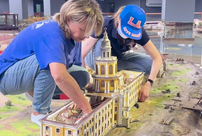 С Двенадцати коллегий и Кунсткамеры сняли крыши — берега Васильевского стремительно пустеют: как пакуют Петербург | Источник: Исторический макет «Петровская акватория» / «ВКонтакте»