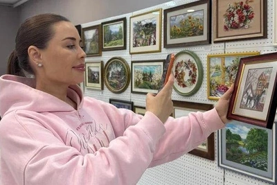 Экс-звезда «Уральских пельменей» вышила картину в Екатеринбурге