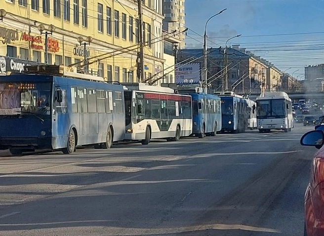 На Московском шоссе встали троллейбусы | ya62.ru