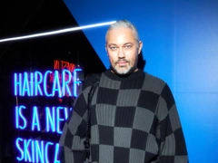 «Ужасное платье напрокат»: стилисты Рогов и Сухарев прошлись по нарядам группы «Фабрика», Куртуковой и Билана