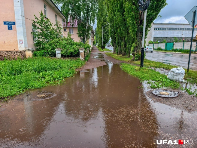 Здесь обходить пришлось по проезжей части | Источник: Булат Салихов / UFA1.RU