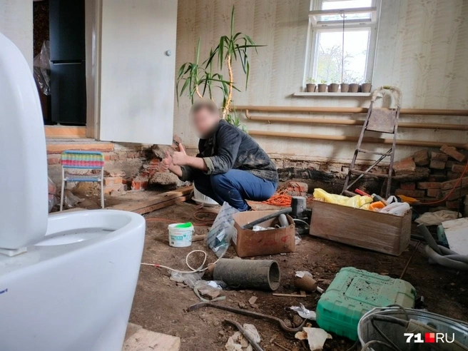 Здесь видны старые стены и то, как выглядел дом раньше. Сейчас этого уже нет | Источник: Личный архив Семена