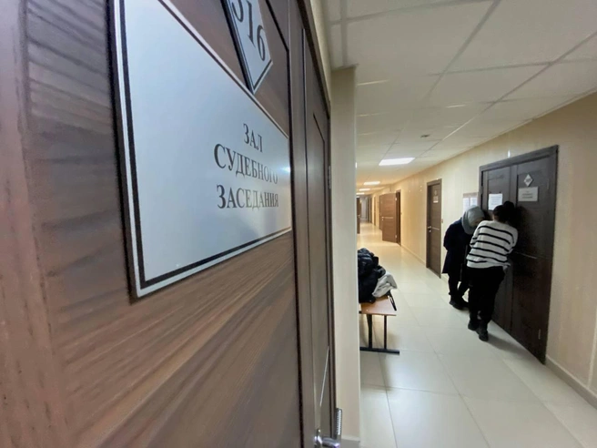 Родственники пытались подслушать за закрытыми дверьми. | Источник: Анастасия Хрипушина / NGS.RU