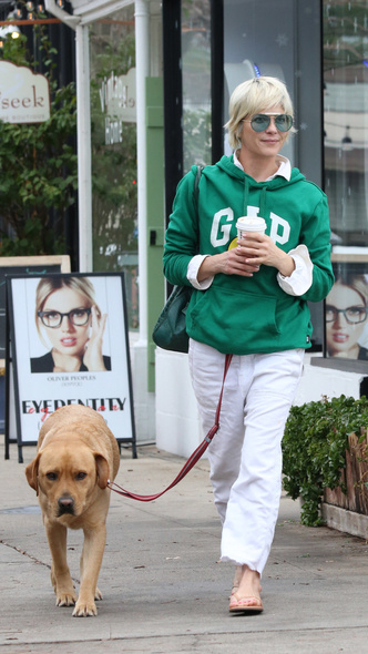 Просто, но модно: Сэльма Блэр в стильном уличном образе — попробуйте его повторить