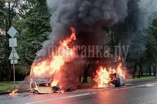 Два автомобиля загорелись на Институтском проспекте в Петербурге | Источник: читатель «Фонтанки» Сергей