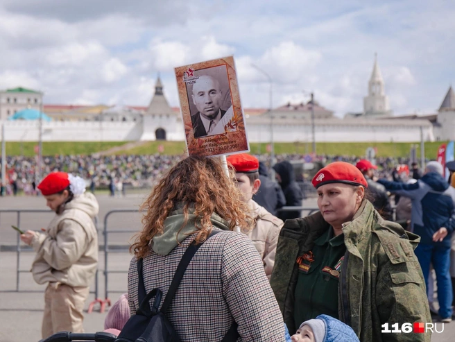 Казанцы приносят портреты своих родственников на другие мероприятия 9 Мая | Источник: Лина Саитова / 116.RU