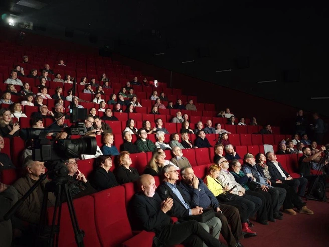 Гости были растроганы интервью с кинематографистами 1990 года, когда студия праздновала 60-летие | Источник: НГС