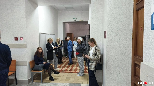 Много людей пришли в суд  | Источник: Илья Овсянников / 63.RU