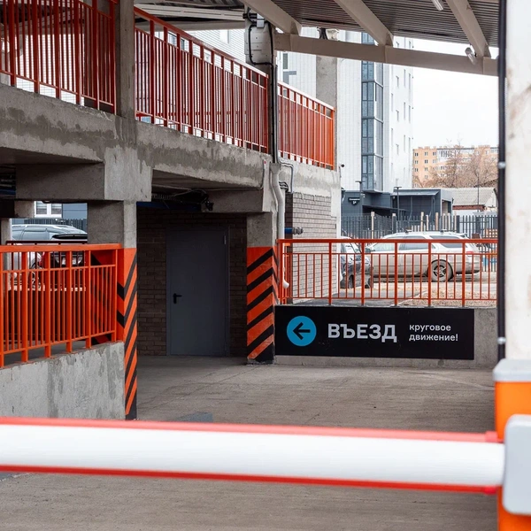 На парковке дежурит охранник | Источник: СМ.СИТИ