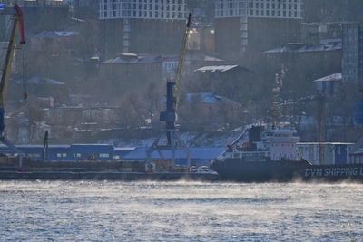 Море в бухте Золотой Рог во Владивостоке окутал густой пар