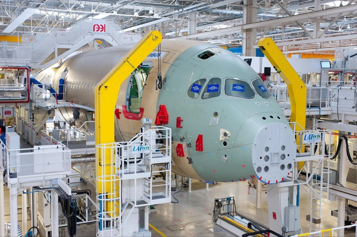 На фотографии, опубликованной Airbus, запечатлен первый передний фюзеляж A350 XWB на линии окончательной сборки в Тулузе, Франция. Этот первый планер A350 XWB будет использоваться для статических испытаний на прочность, которые проходят все новые самолеты в рамках процесса сертификации. Тулуза, 6 апреля 2012 г.  | Источник: Legion Media