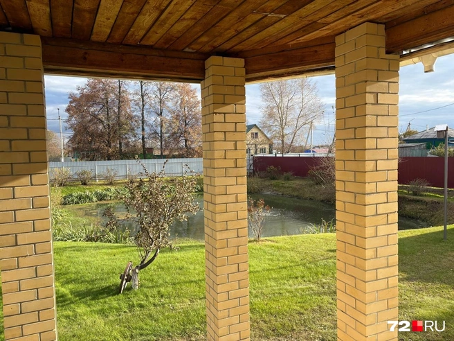 Такой красивый пруд на участке Плюсниных-Ковальчук | Источник: 72.RU