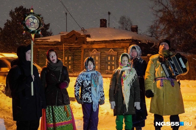 Колядовать некоторые выходят и сейчас, бережно храня давнюю традицию | Источник: Евгений Софийчук