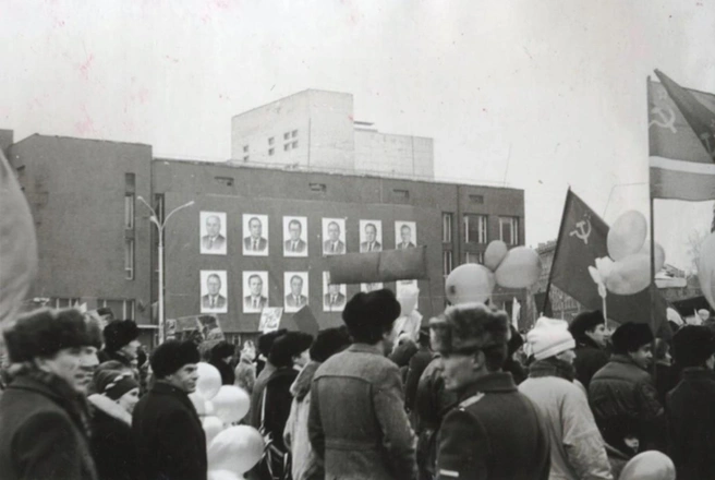 Демонстрация на площади Ленина во второй половине 1980-х | Источник: Новосибирск в фотозагадках / nsk-kraeved.ru