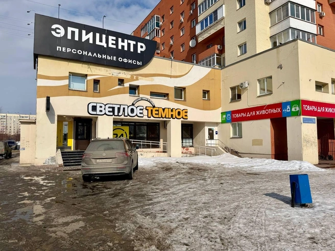 Этот Volkswagen заехал прямо к крыльцу пивнушки на Королева, 10, хотя это стопроцентный тротуар: парковка здесь находится вдоль проезжей части и отделена газоном (на снимке он сзади). Или водитель «Фольца» приехал в «Товары для животных»? Госномер Х516УВ 174 | Источник: читатель 74.RU