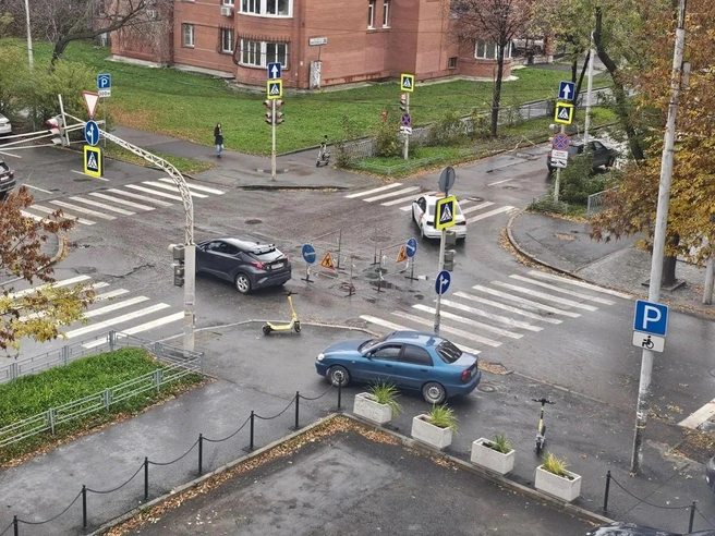 Многие объезжают по тротуару | Источник: читатель E1.RU