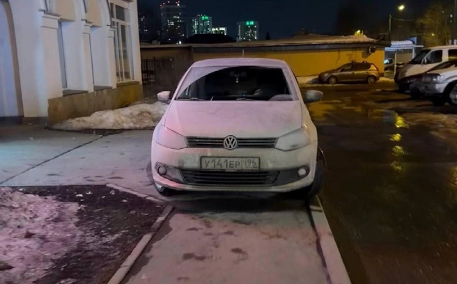 Весна и осень, это время самой свинской парковки в городе. В это время машины не просто захватывают тротуары, но еще и растаскивают по ним грязь | Источник: читатель E1.RU