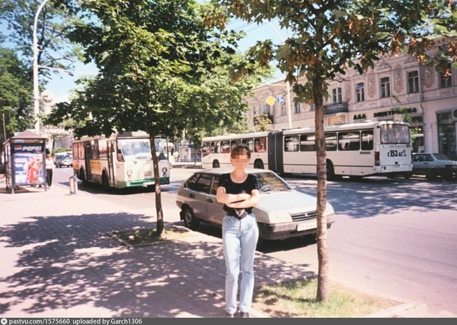 Примерно 1998 год, Большая Садовая, у дома № 81. На фоне сразу два разных автобуса тех времен. Белый, кстати, это «гармошка» | Источник: apollion / yaplakal.com