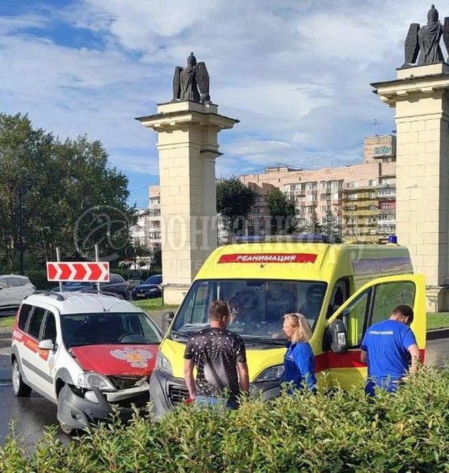 Реанимобиль и машина Роспотребнадзора не поделили дорогу в Гатчине | Источник: читатель «Фонтанки»