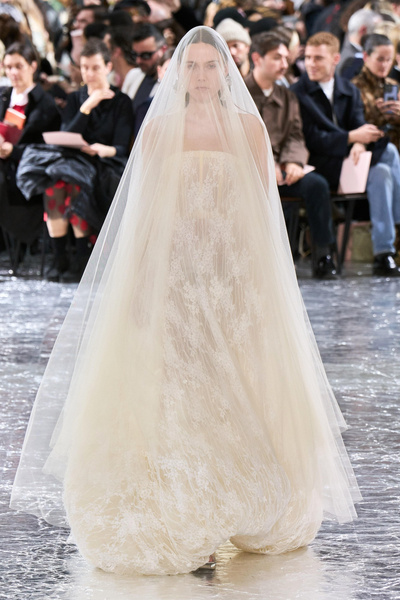 15 свадебных платьев высокой моды, весна 2024