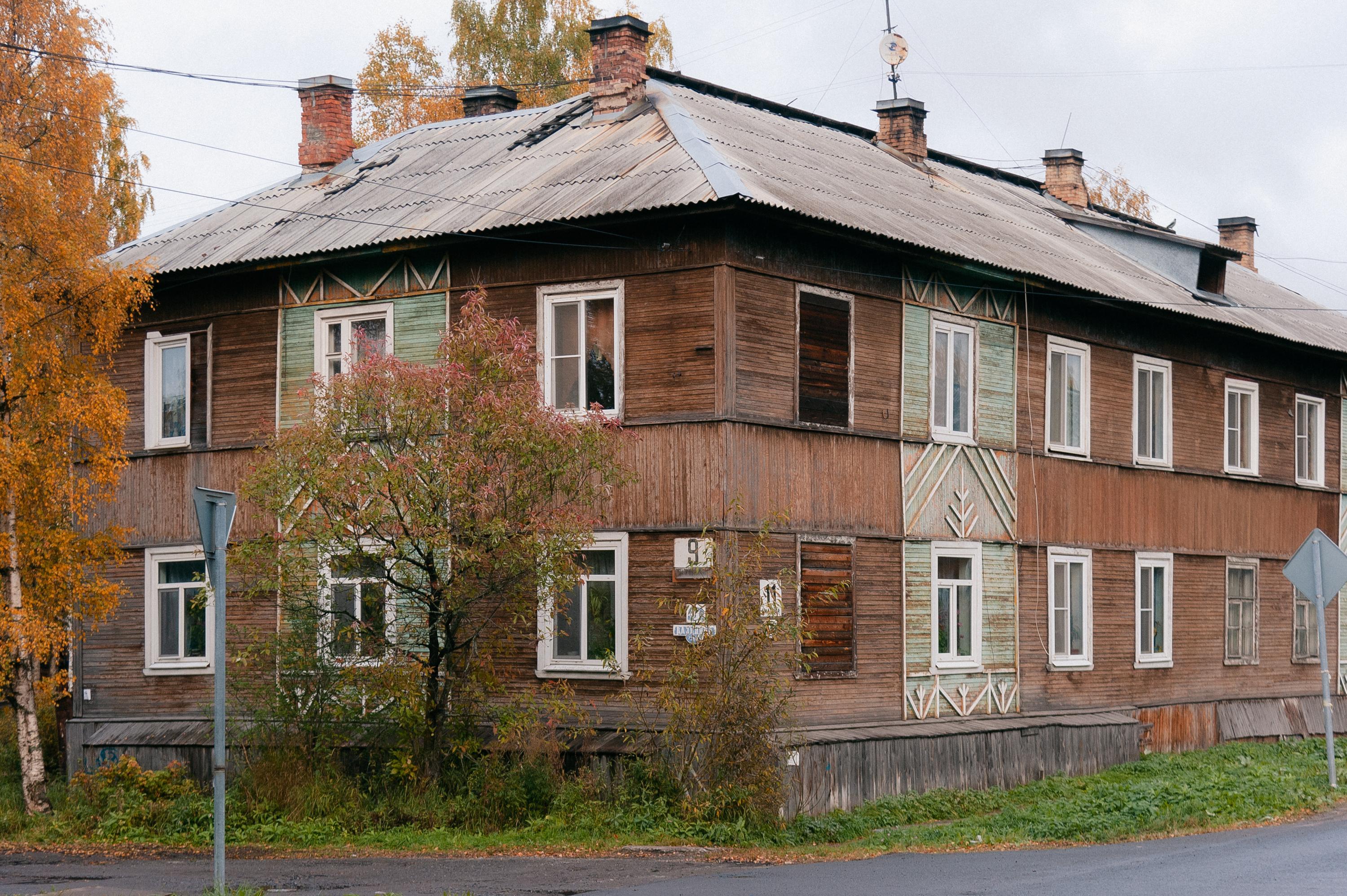 В Архангельске более 1700 аварийных домов: сколько людей надо расселить