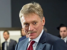 В футболке, джинсах и с коктейлем: Дмитрий Песков сменил строгий костюм на расслабленный кэжуал