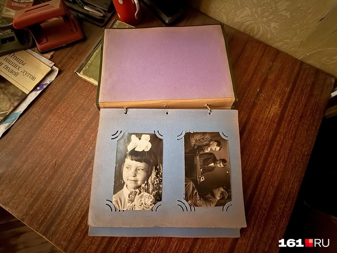 Среди вещей нашелся старый фотоальбом. Это мама Сергея в детстве | Источник: Марина Рыбалкина / 161.RU