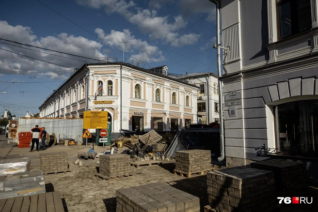 Работы продолжаются и в Депутатском переулке | Источник: Александр Куренной / 76.RU