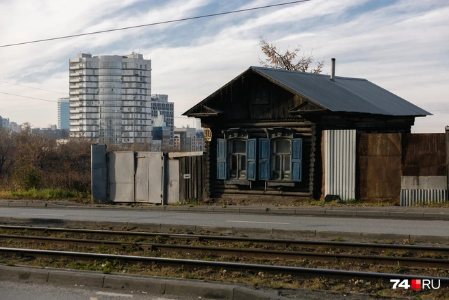 Гораздо интереснее на противоположной от Greenplex стороне поля. Тут, на Российской, 80, стоит одинокая избушка | Источник: Наталья Лапцевич