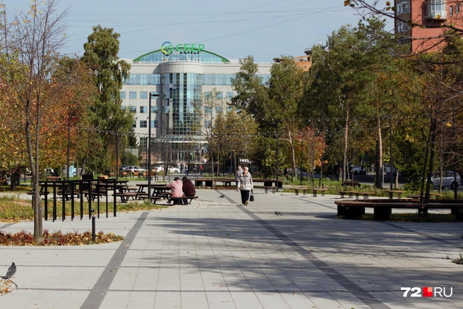 В сквере немного людей&nbsp;— все на работе | Источник: Павел Красоткин / 72.RU 