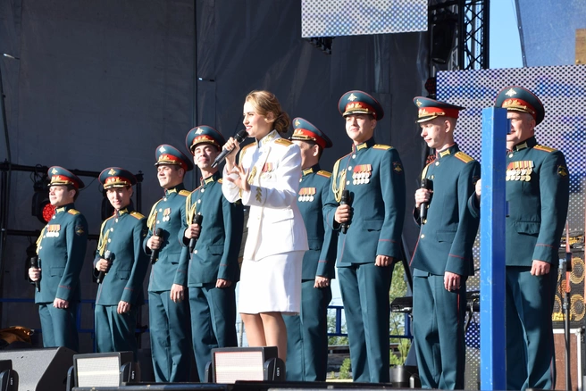 На главной сцене развернулась яркая концертная программа | Источник: «Огнеупоры» 
