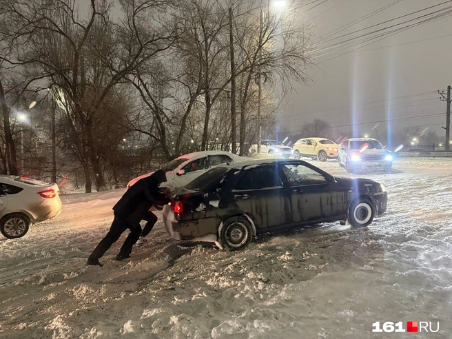 Это подъем на Нансена с Нагибина. Справляются самостоятельно не все, но на помощь приходят другие водители и прохожие | Источник: Марина Рыбалкина / 161.RU