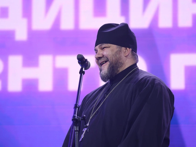 На Народной премии E1.RU отец Серафим сохранял серьезность, но также позволял себе шутить. | Источник: Владислав Лоншаков / E1.RU