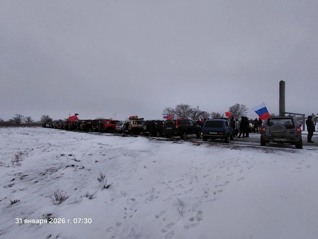 Ранним утром автомобили выстроились в колонну для начала движения. | Источник: читатели V1.RU