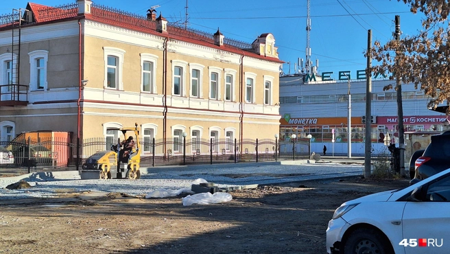 Между домами 109 и 111 на Куйбышева, проезд отсыпали щебнем и сделали бордюры.  | Источник: Александр Лисихин /45.ru