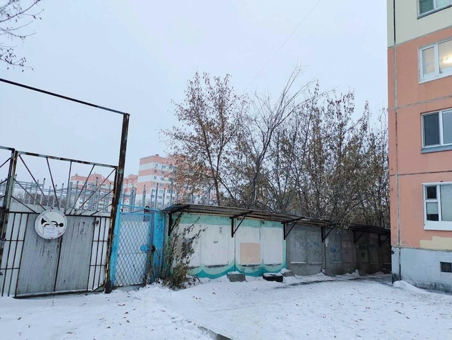 Производство располагается очень близко к многоэтажке | Источник: читатель NGS55.RU