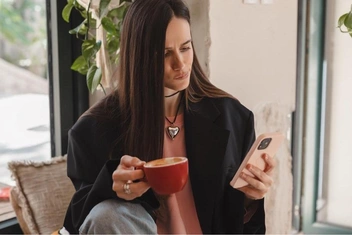 «Мужчина говорит, что его ко мне „ведут инстинкты“, а чувства при этом отрицает. Я устала от эмоционального напряжения!»