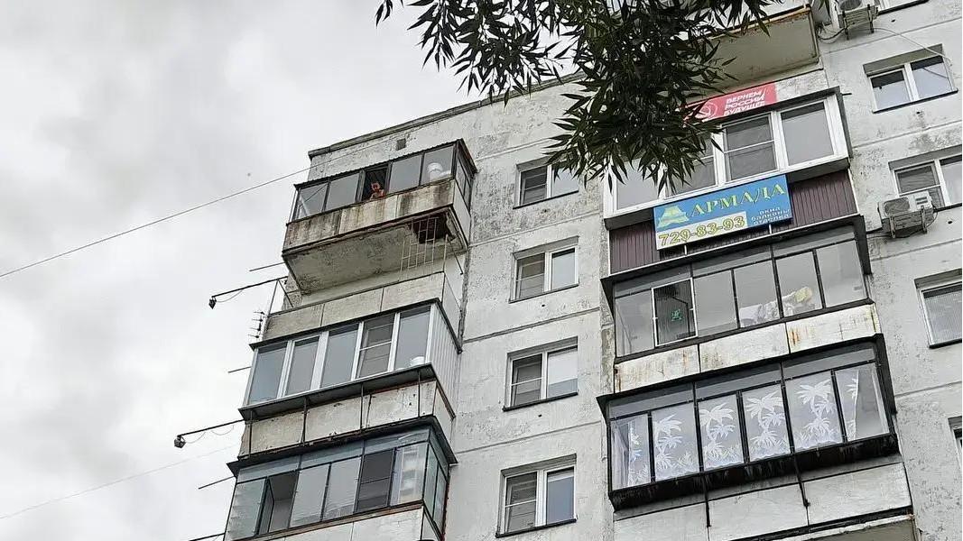 В Челябинске спасатели сняли с окна девятого этажа пятилетнего ребенка