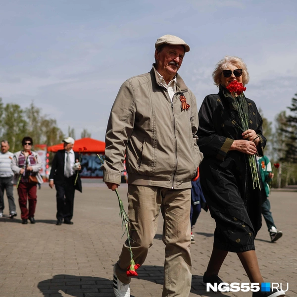 По мощеной дороге к Вечному огню шли омичи | Источник: Евгений Софийчук / NGS55.RU