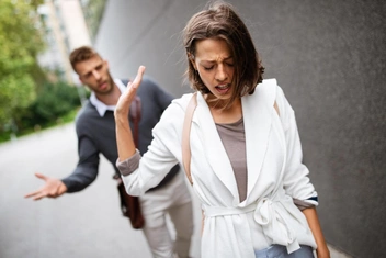 Как понять, что девушка вас использует, а не любит: 7 признаков обмана